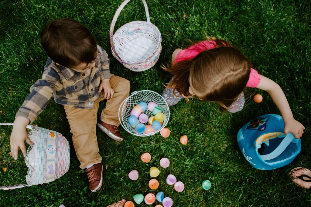 Foto de duas crianças com ovos de páscoa representando o feriado 2023 de páscoa