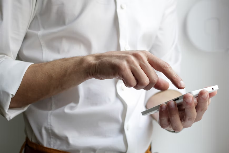 Homem utilizando um no-code pelo celular