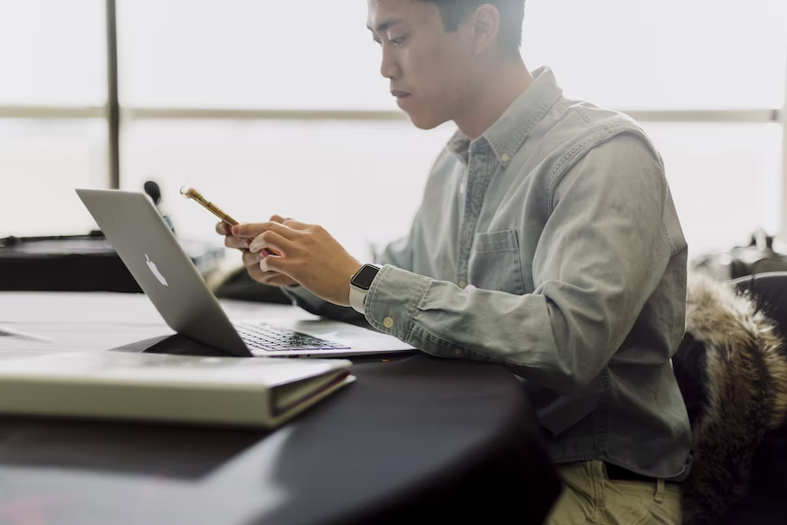 CEO em seu escritório, utilizando ocelular.