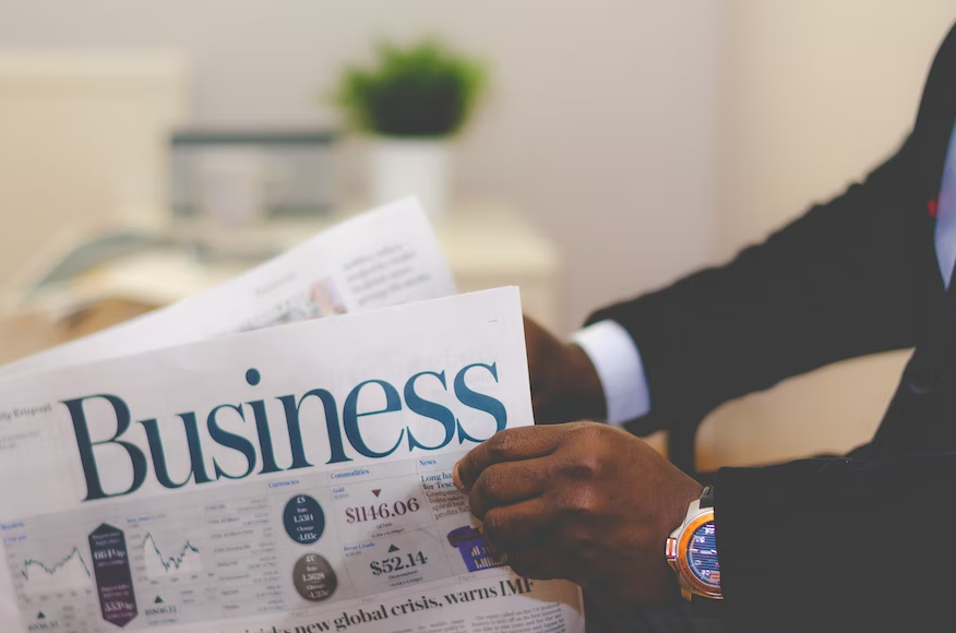 Um dos empreendedores famoso lendo um jornal sobre business