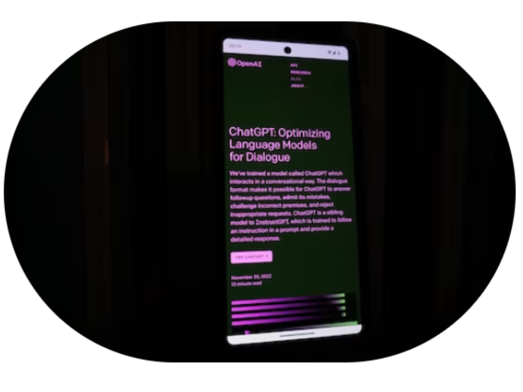 Celular mostrando como usar o ChatGPT.