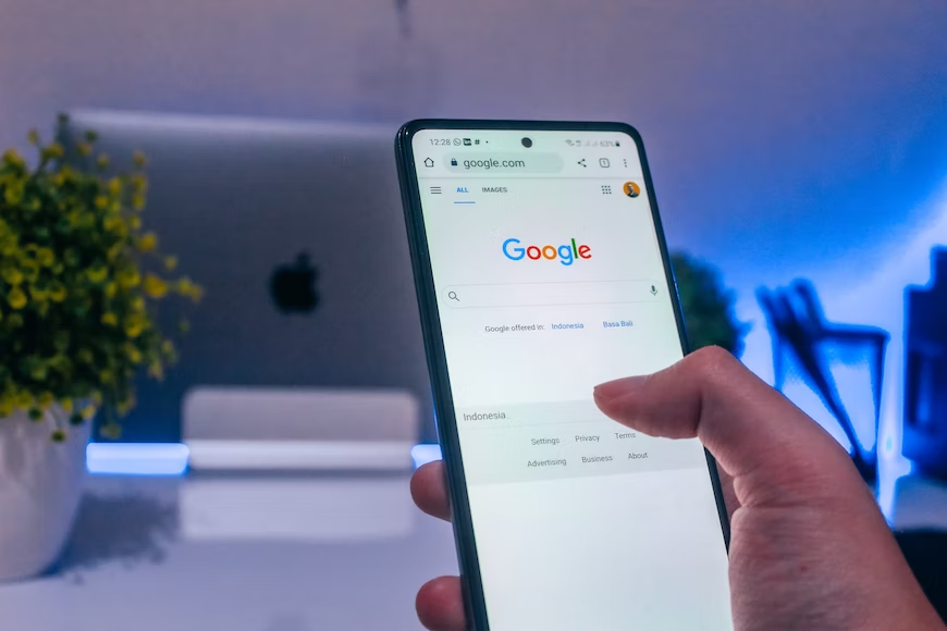 Imagem de um celular com a logo do Google.
