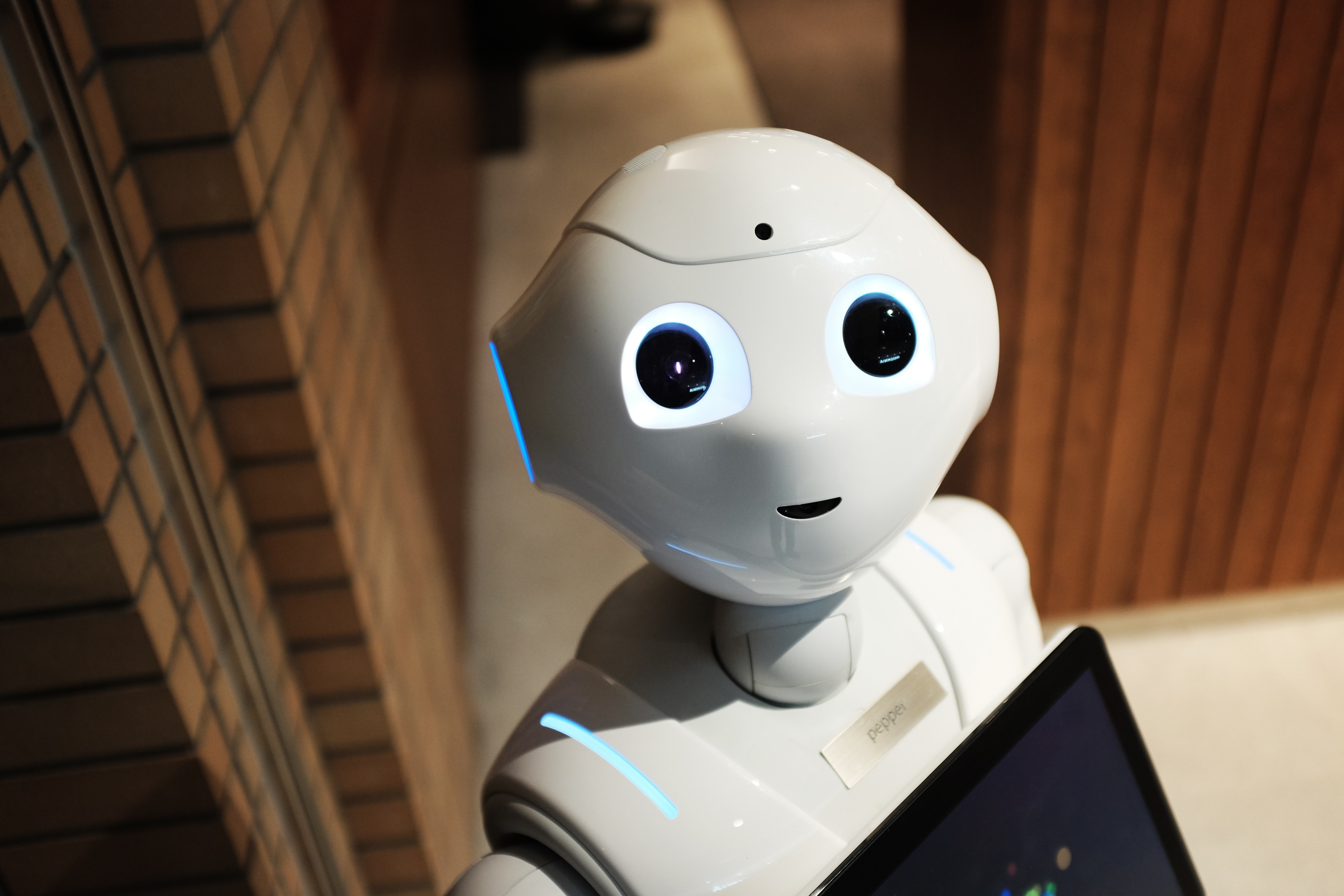 Robô representando inteligência artificial — ferramentas de IA para escrita e produtividade